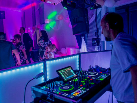 Comment un DJ Crée sa Playlist pour Faire Danser Toute la Nuit ?