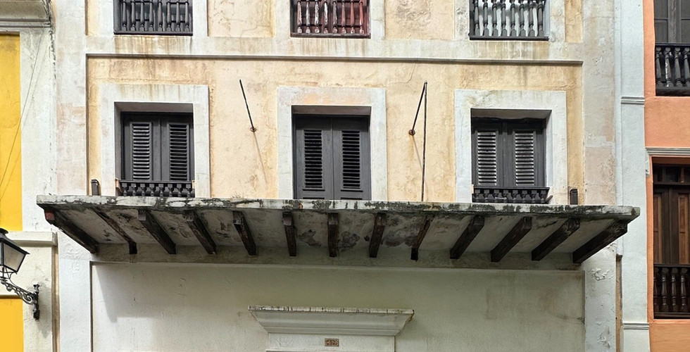 El edificio en la Sol 419 evidencia las alteraciones en los balcones de las residencias del Viejo San Juan. Fuente: Puerto Rico Historic Buildings Drawing Society (https://www.facebook.com/PRHBDS/photos/borrando-nuestra-historia-a-trav%C3%A9s-del-abandono-descuido-y-destrucci%C3%B3n-edificio-/1005592704939875/).