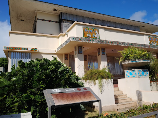 La Casa Roig, diseñada por el arquitecto checo Antonín Nechodoma, está en Humacao y fue construida en 1919. La residencia está cerrada desde 2017 debido a daños y reparaciones causados por el huracán María. Fuente: Edwin Velázquez Collazo (https://www.puertoricoartnews.com/2020/06/abandonado-y-en-peligro-el-museo-casa.html). 