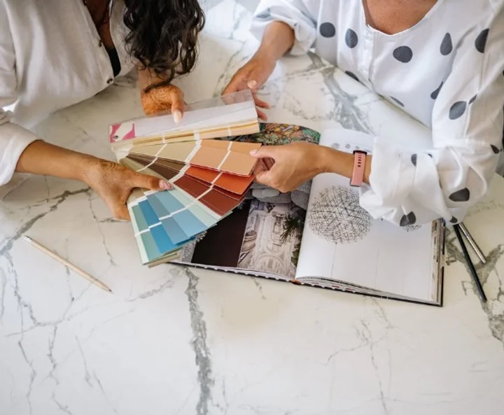 Women choosing colors
