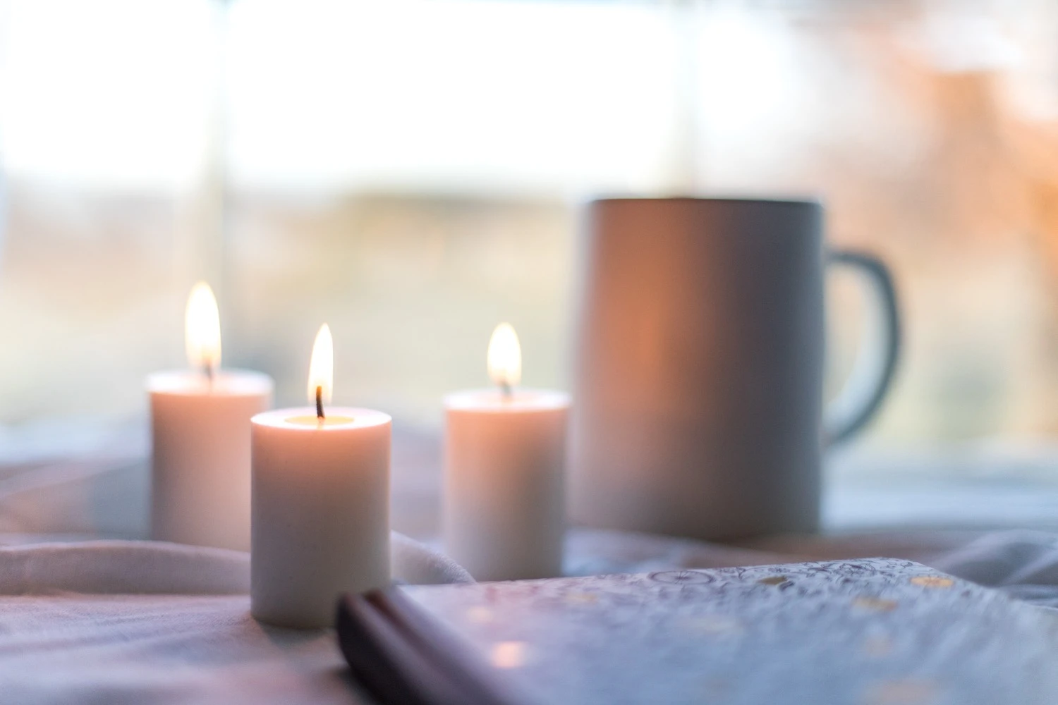 une tasse et des bougies relaxantes, scandinave