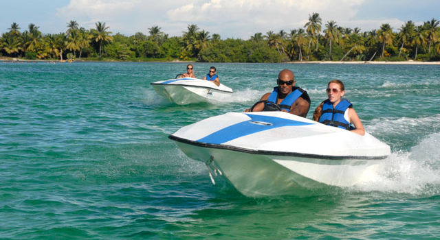 Speed boat Punta Cana - snorkeling stop in turquoise water