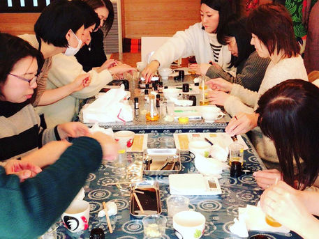 シアバターとカレンデュラの花びらを漬け込んだオイルのクリームつくり(ラモン食堂山口)