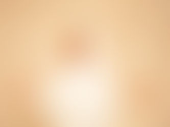 امرأة ترتدي حجابًا أبيض تبتسم برضا، محاطة بقصاصات لامعة ومتناثرة في الخلفية. الأجواء مرحة ولطيفة.