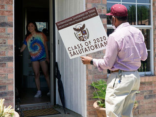 ILTexas high school surprises valedictorian, salutatorian with drive-by parade