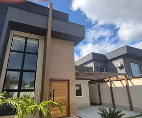 Residência sofisticada em Itaipuaçu ✨

🏡 Casa moderna, toda em porcelanato, com 131 m² de área construída em terreno de 480 m².
🛏️ 3 quartos, sendo 1 suíte com closet.
🍽️ Cozinha em conceito aberto com ilha, cooktop, coifa e armário planejado.
🔥 Área gourmet completa com churrasqueira, chuveirão, área de serviço e pergolado — perfeita para relaxar e receber amigos!

📍 Localização privilegiada: a apenas 50 metros da Avenida 2 e da Rua 66, com acesso fácil a ônibus para Niterói e Rio de Janeiro.

🚰Águas encanada,  poço e caixa d'água de 2000 litros. 

💎 Elegância, conforto e praticidade em um só lugar!

Você merece tudo isso!
Valor: 795 mil.
CAS 001 SD