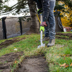 Jakub Heczko odstraňuje rýčem travní drn