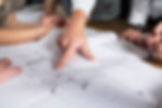 Expert SCOPenergie analysant des plans de construction pour une déclaration PEB