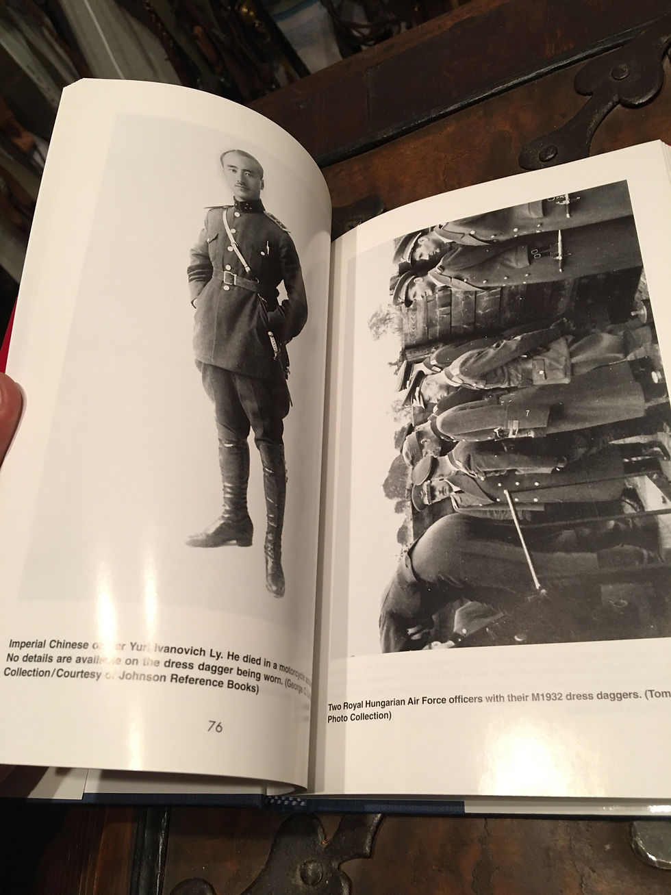 Miniatyrbild: A guide to military dressdaggers volym lV