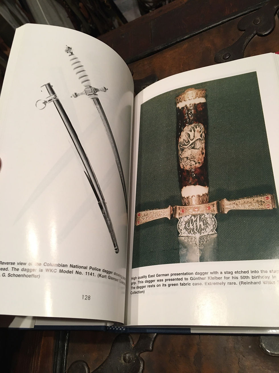 Miniatyrbild: A guide to military dressdaggers volym lV