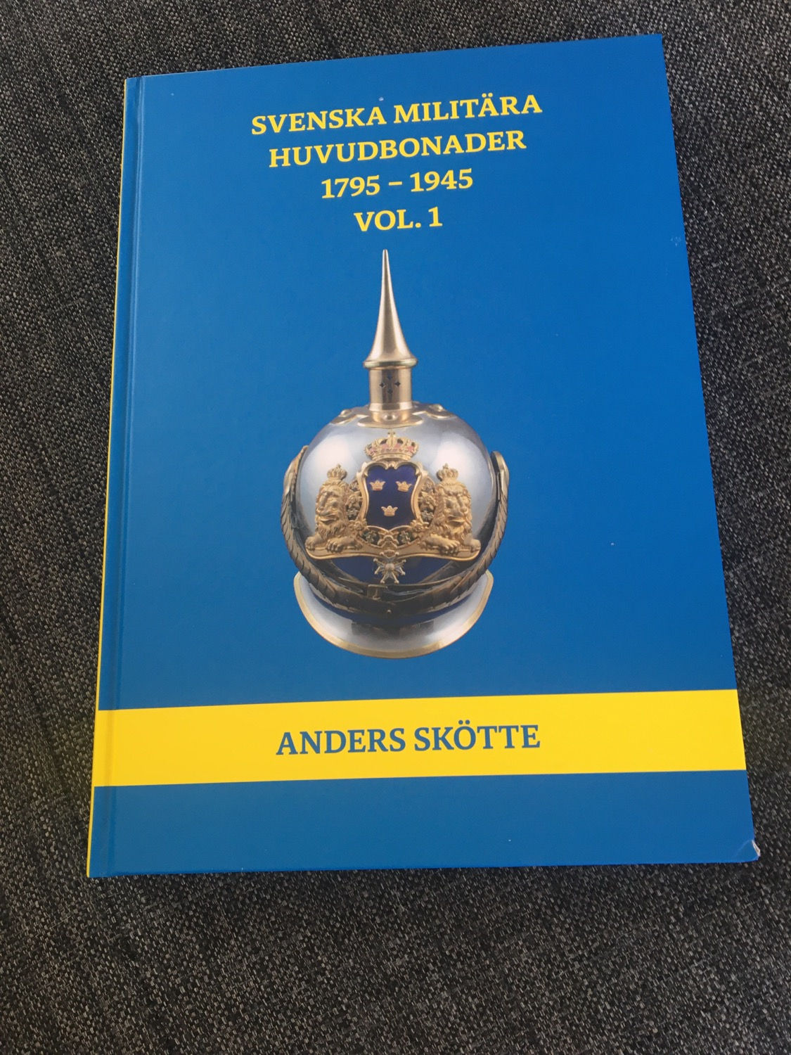 A.Sköttes bok om Sv militära huvudbonader 1795-1945