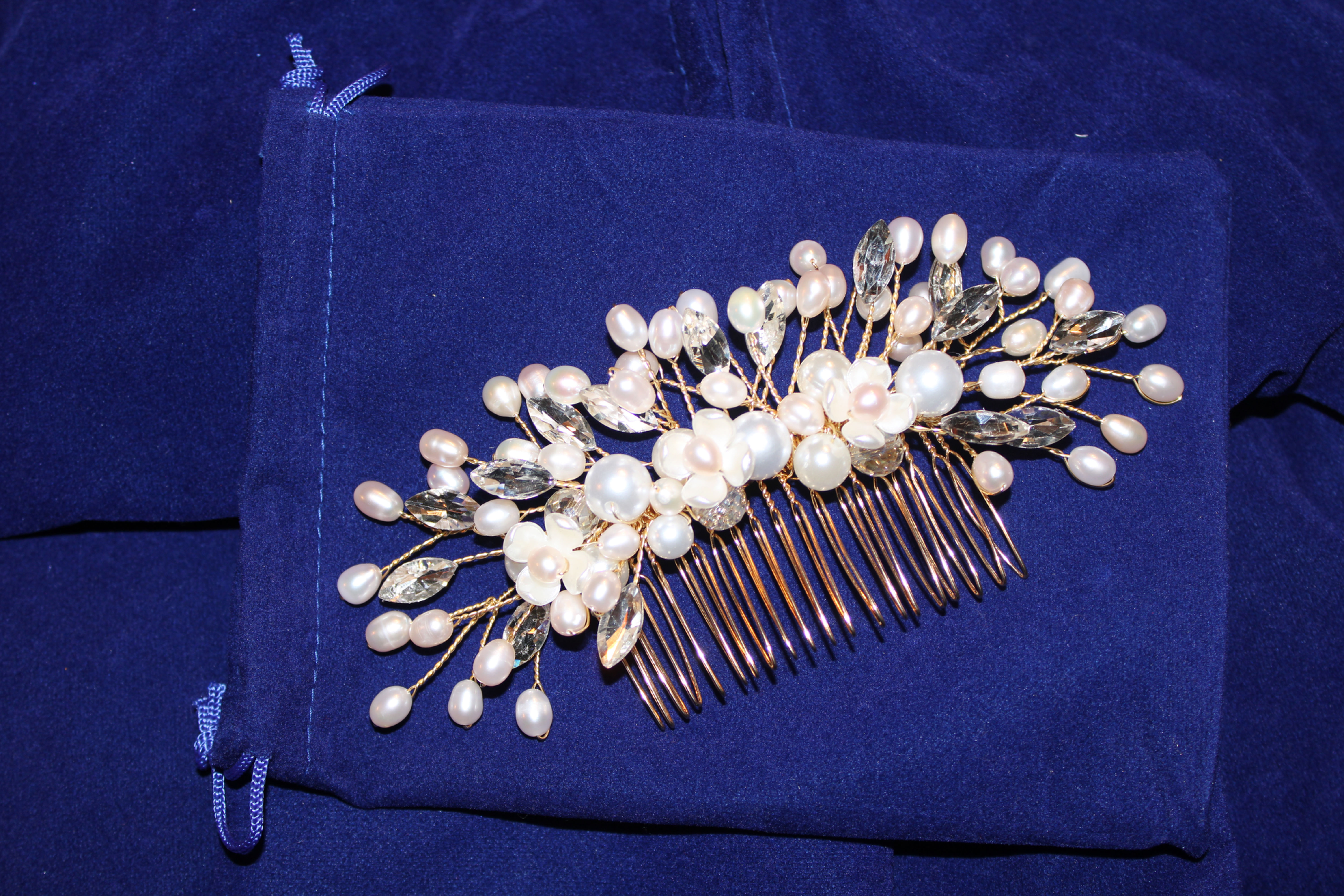 Handcrafted bridal hair comb Jess with crystals and pearls