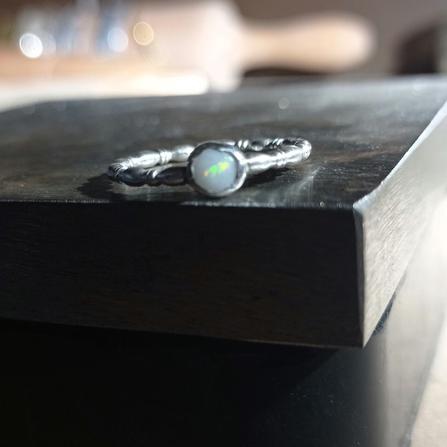 Bague en argent anneau perlé et opale sertie