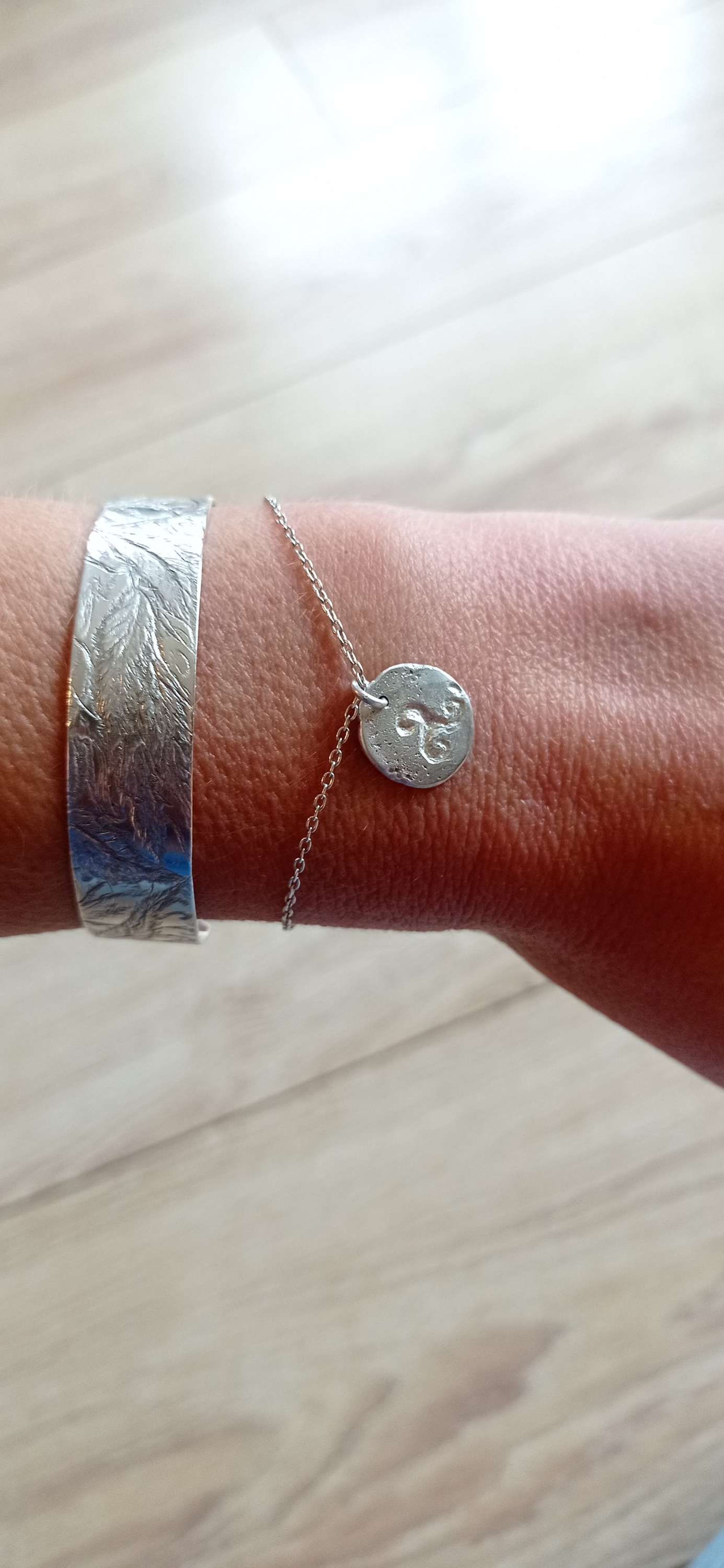 Bracelet fin charm triskel en argent