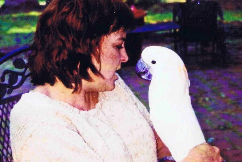 Jana with her pet cockatoo Buffett