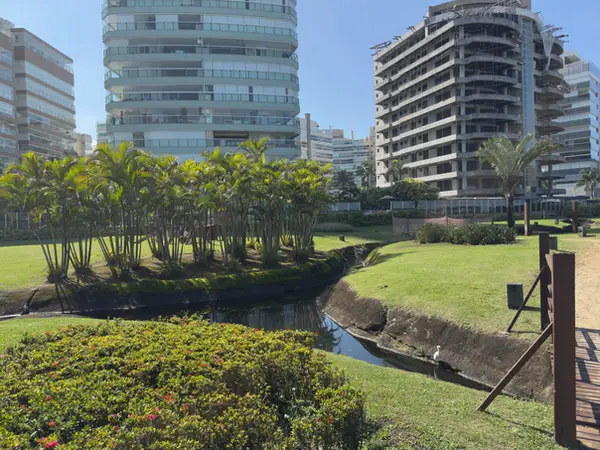 Jardim compartilhado (PI) do Módulo 08 da Riviera de São Lourenço, usado pelo Edifício Splendor
