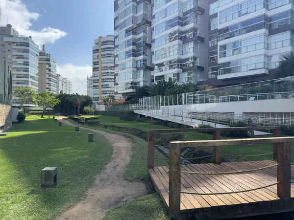 Jardim compartilhado (PI) do Módulo 08 da Riviera de São Lourenço, usado pelo Edifício Splendor