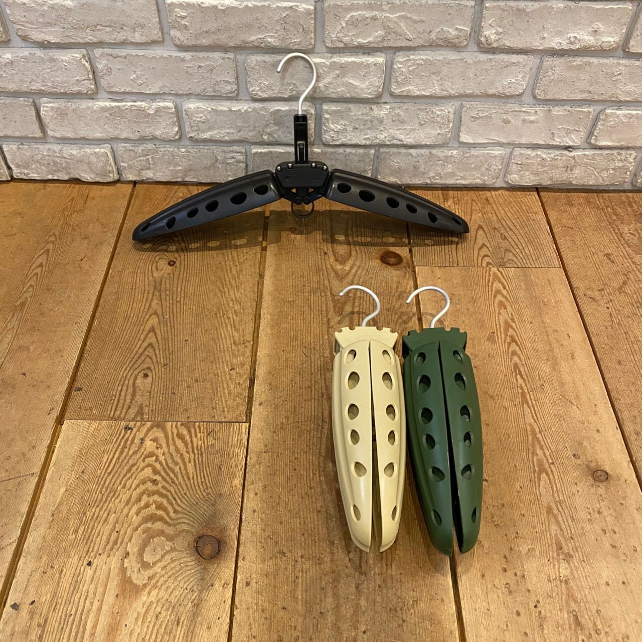 R2 WETSUITS HANGER