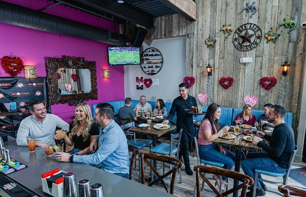 Vista de la barra y el restaurante.
