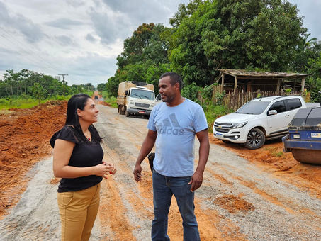 Prefeita Rosana Gomes viabiliza equipamento junto ao Deracre para serviço no ramal da Limeira