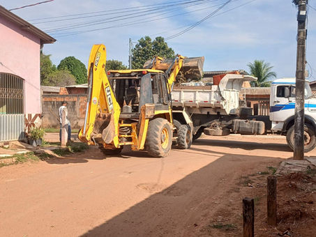 Secretaria de Obras intensifica serviços de limpeza em mais três bairros