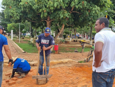 Paliativo com tijolos avança e chega ao centro da cidade