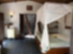 Quarto com arvore no banheiro