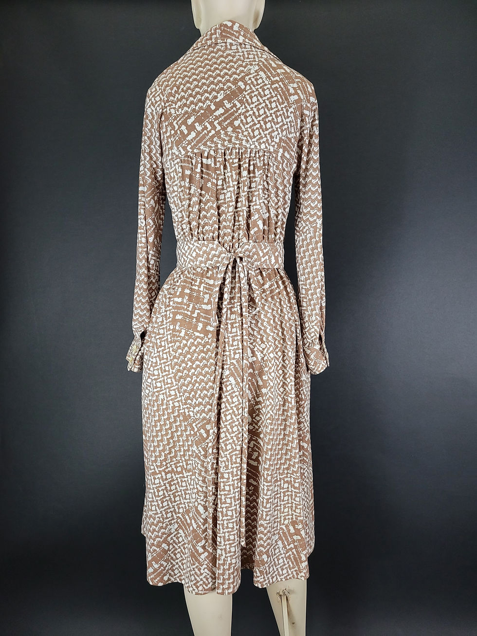 Thumbnail: Vintage Brown And White Geometric Print Dagger Collar Long Sleeve Belted Dress View Twelve
