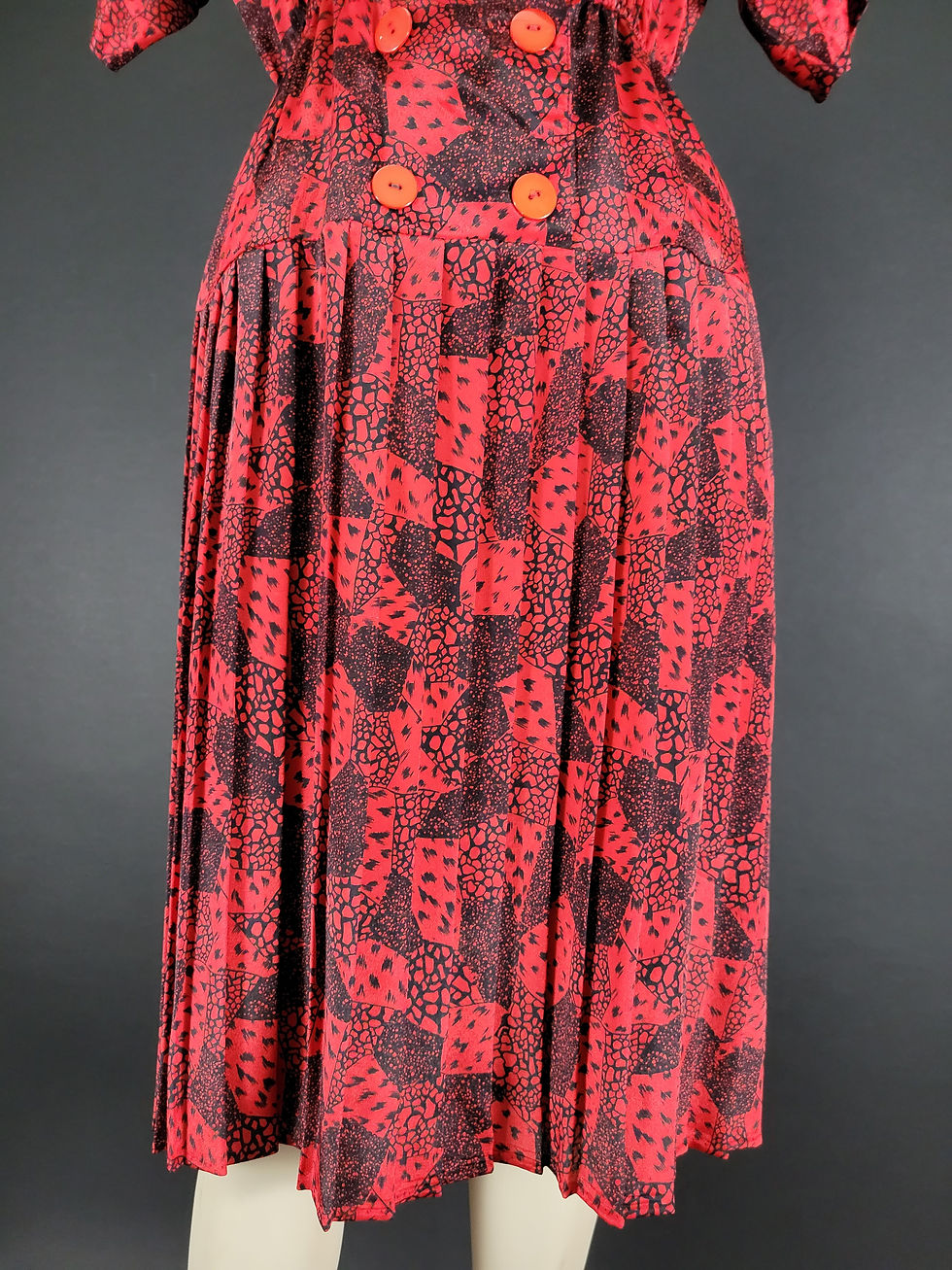 Thumbnail: Vintage Red And Black Geometric Print Pleated Shirt Dress View Eleven