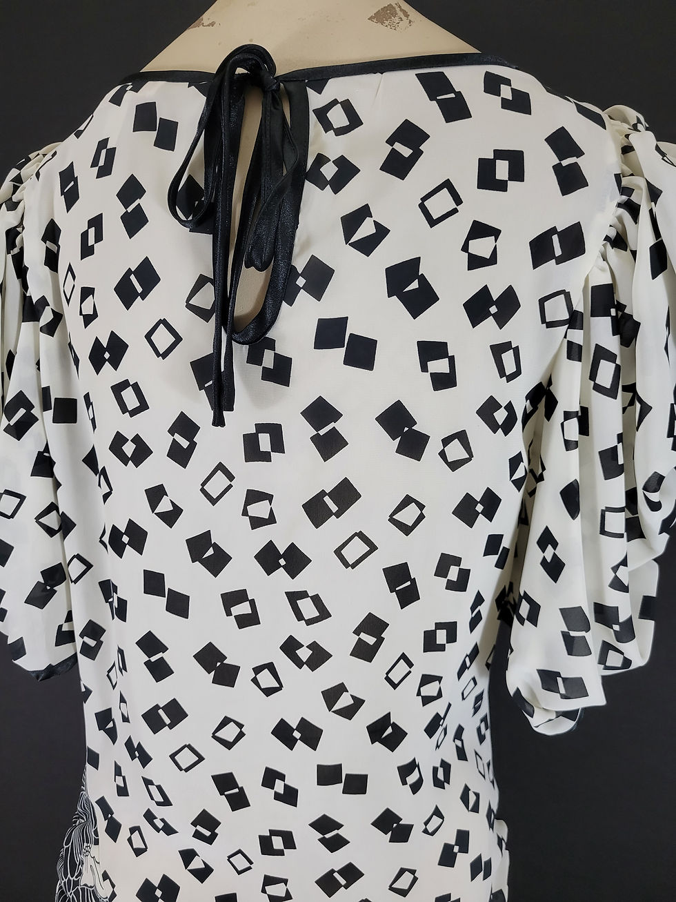 Thumbnail: Vintage Black And White Multi Print Ruched Dress View Thirteen