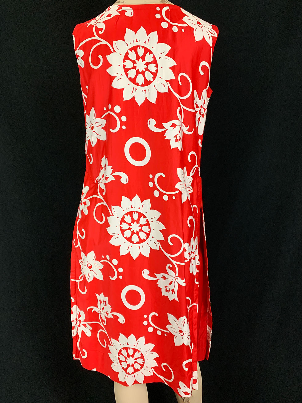 Thumbnail: Vintage Red And White Hawaiian Floral Sleeveless Shift Dress View Ten