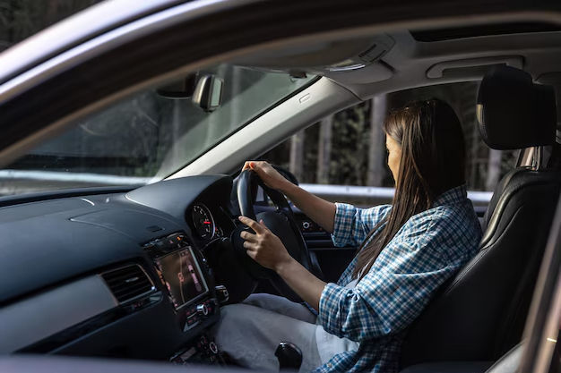 mujer-conduciendo-coche-concepto-viaje-montana-bosque_169016-57886.avif