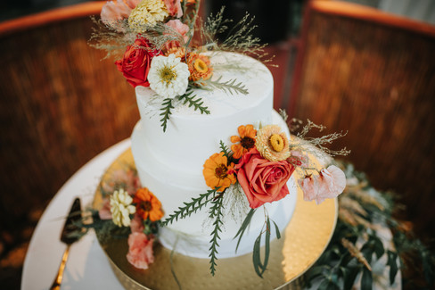 wedding cake with le flouriste florals