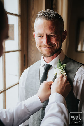 groom gettuing his boutinere 