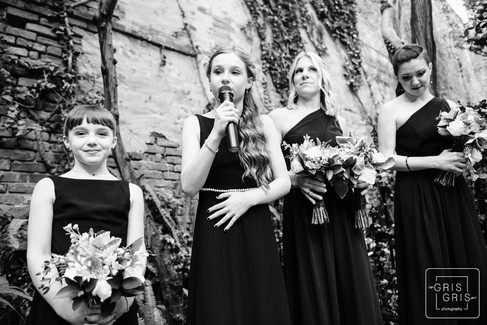 brides daughter gives speech at wedding