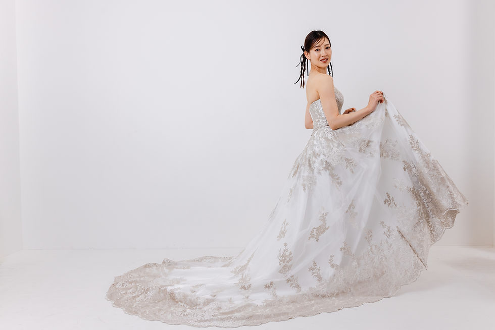 レースのウェディングドレスを着た新婦