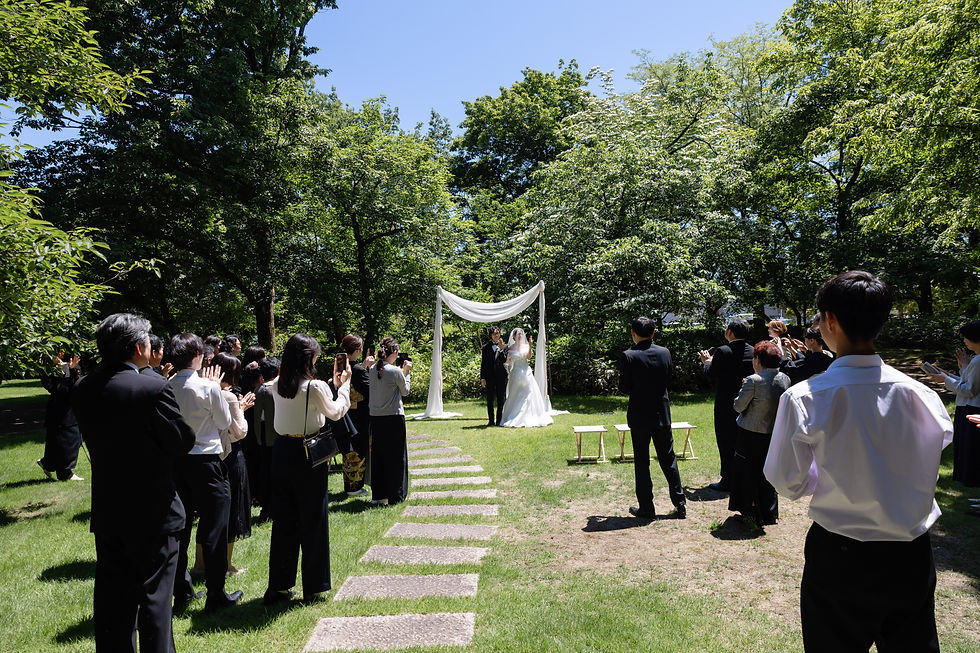 高志の国文学館の庭で人前式をする新郎新婦