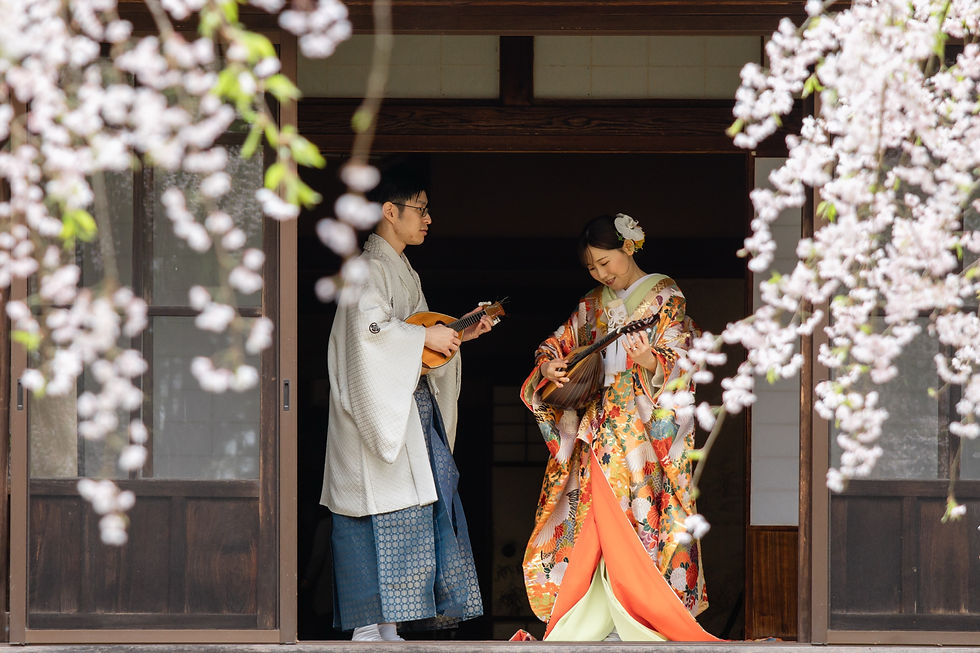 内山邸でマンドリンと一緒に撮影する新郎新婦
