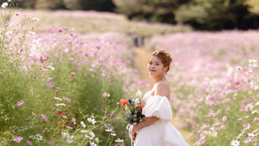 富山のコスモス畑で微笑む新婦様