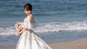 富山の海でウェディングドレスを着たフォトウェディング