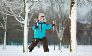 Junger Junge auf Ski