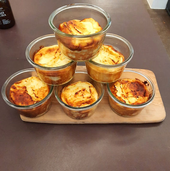 Topfentorte mit Bergamottenzucker im Glas