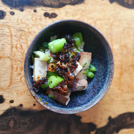 Stangensellerie, Räuchertofu & Chili Crisp