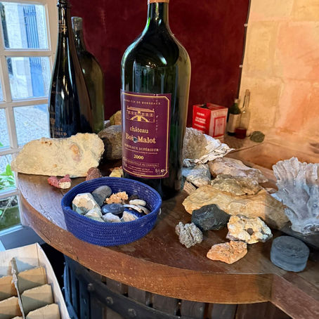 Lahev červeného vína v Bordeaux na sudu s dekoracemi