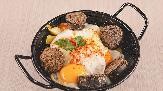 Huevos rotos con morcilla de burgos