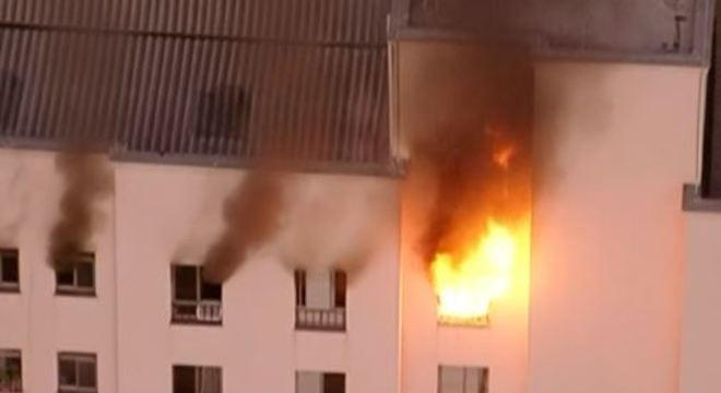 Incêndio atinge último andar do edifício residencial no bairro do Bom Retiro em São Paulo no dia 10/09/20