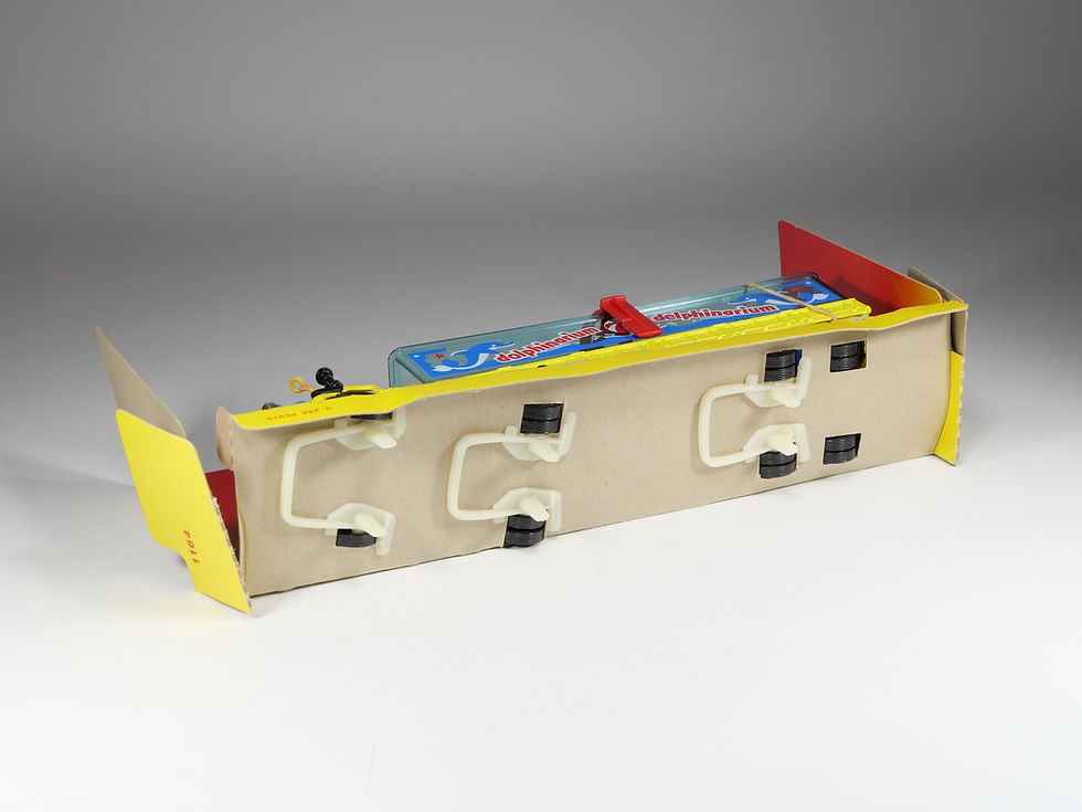 Miniatura: CORGI TOYS - 1164 - Delphinarium Berliet Truck with articulated trailer