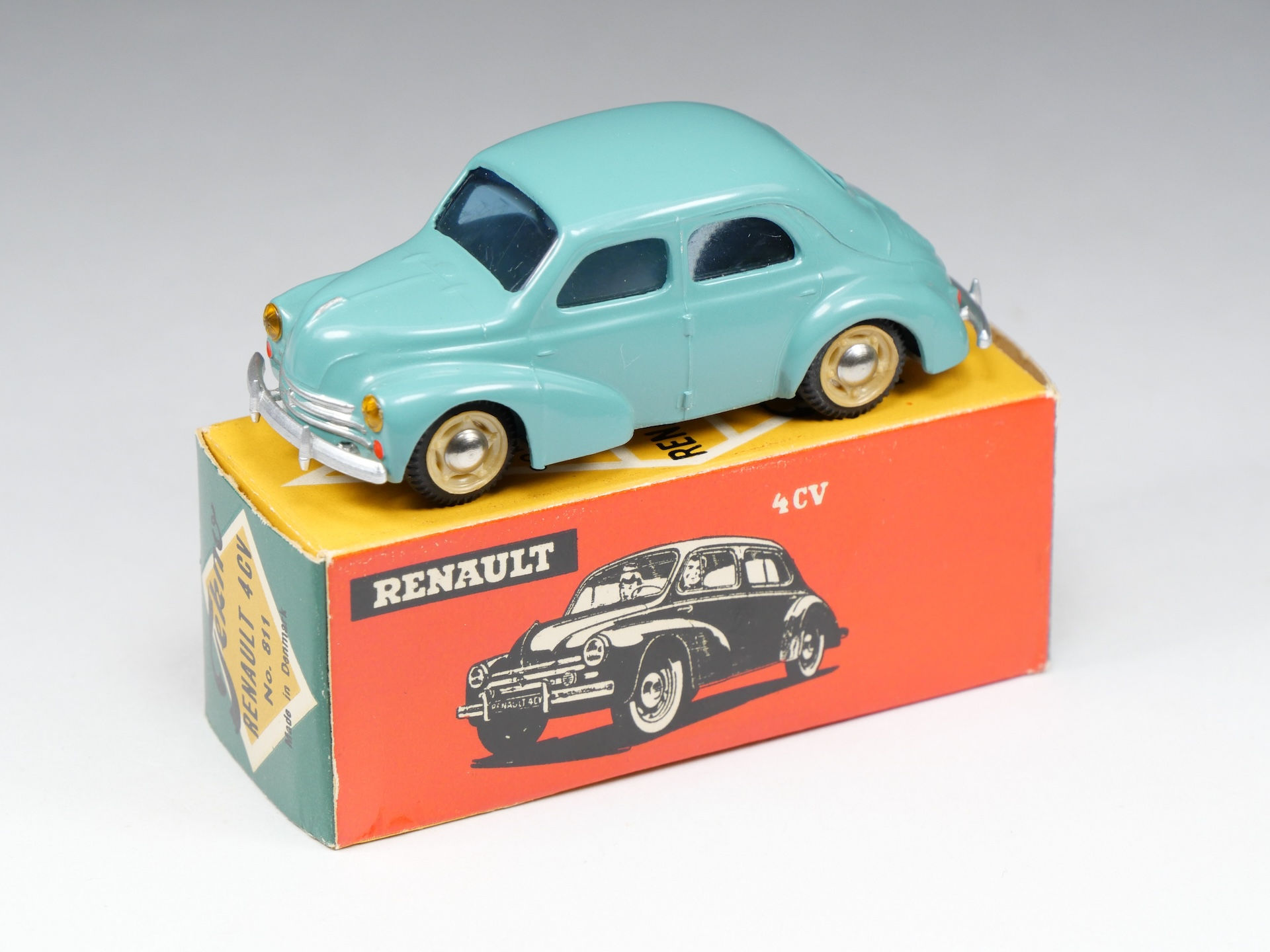 TEKNO - 811 - Renault 4cv - En boite