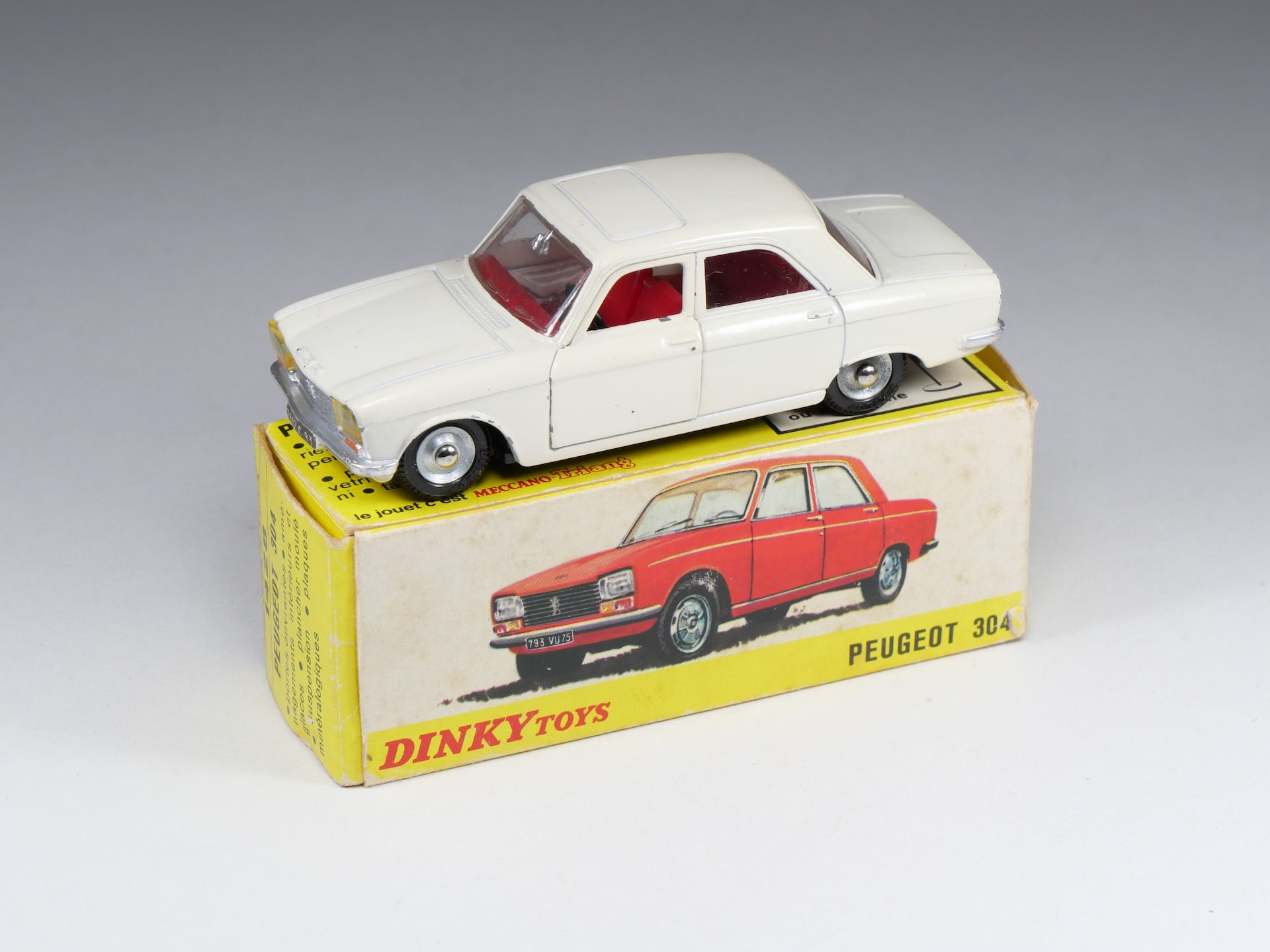DINKY TOYS FRANCE - 1428 - Peugeot 304 - Crème - En boite