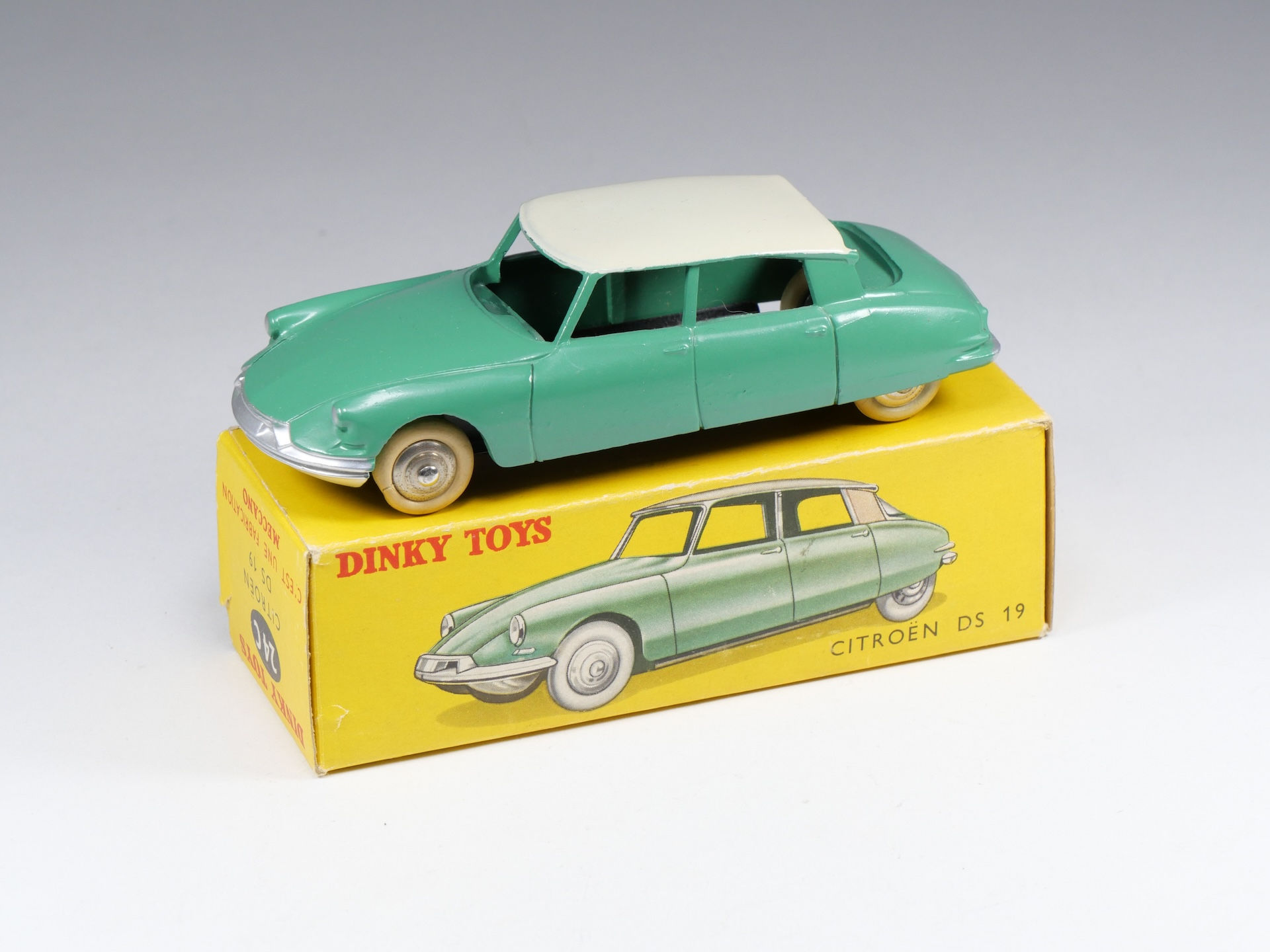 DINKY TOYS FRANCE - 24C - Citroen DS 19 - Vert toit crème - En boite